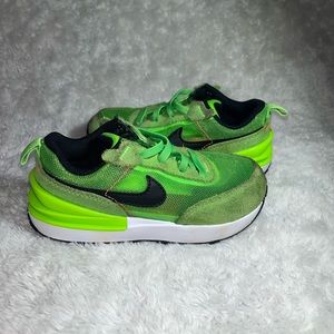 Nike waffle “Grinch” electric green
